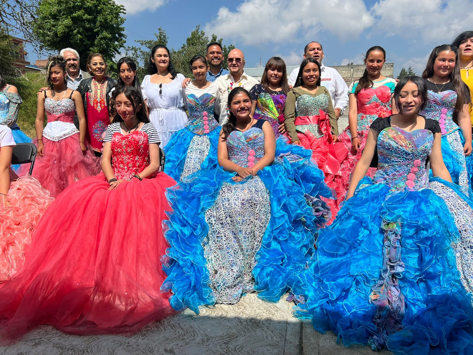 Dona agrupación Valentín Gómez Farías 30 vestidos a quinceañeras en  Tulancingo – Hidalgo Diario Digital
