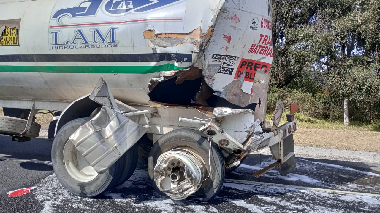 Choque por alcance generó derrame de 30 mil litros de gasolina, en la México-Tuxpan