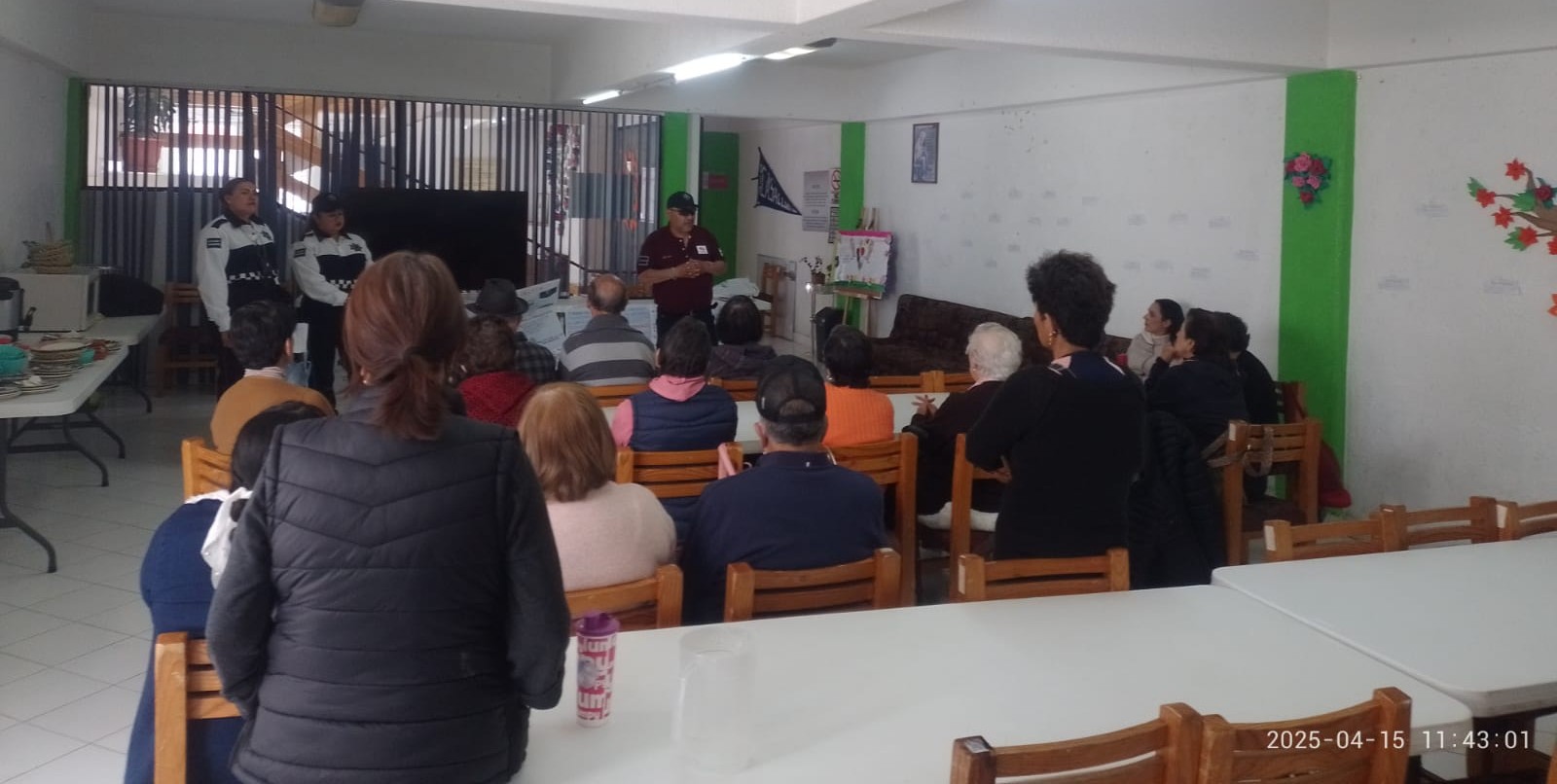 Capacitan sobre educación vial a integrantes de la Casa Club de la Tercera edad DIF