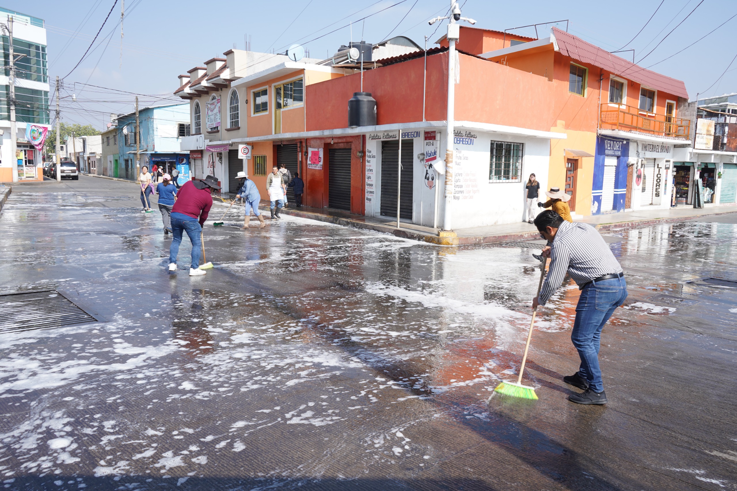 Realizan jornada de limpieza y balizamiento en el primer cuadro de Santiago Tulantepec