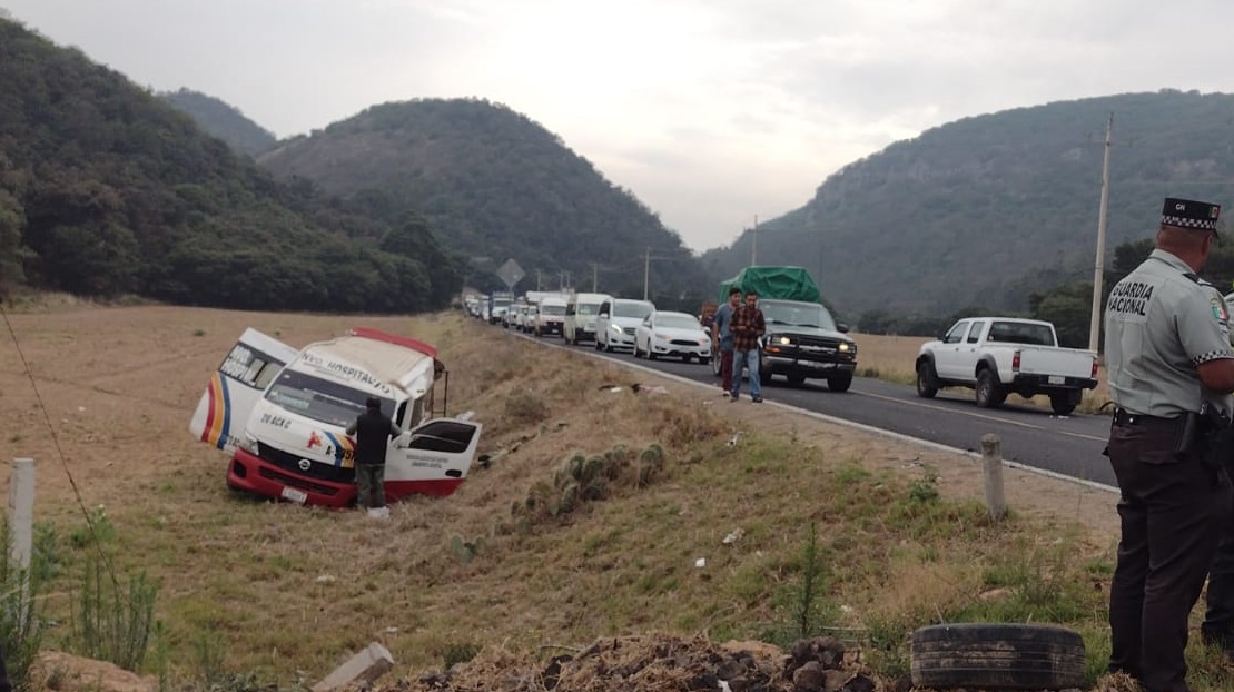 Deja 11 lesionados accidente vial entre colectiva y camioneta particular
