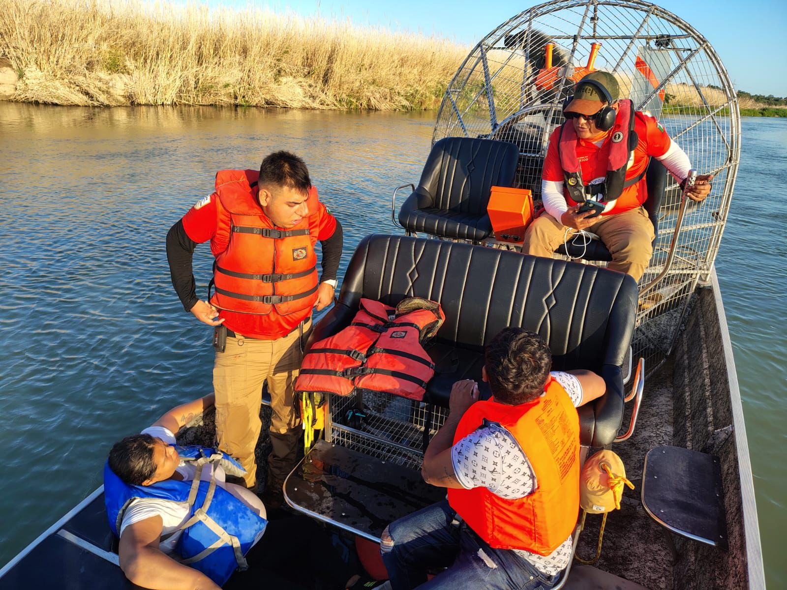 Grupo Beta rescata a familia hondureña atrapada en el Río Bravo
