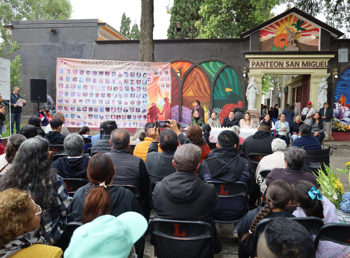 Encabeza Lorena García homenaje póstumo a padres en el Panteón San Miguel