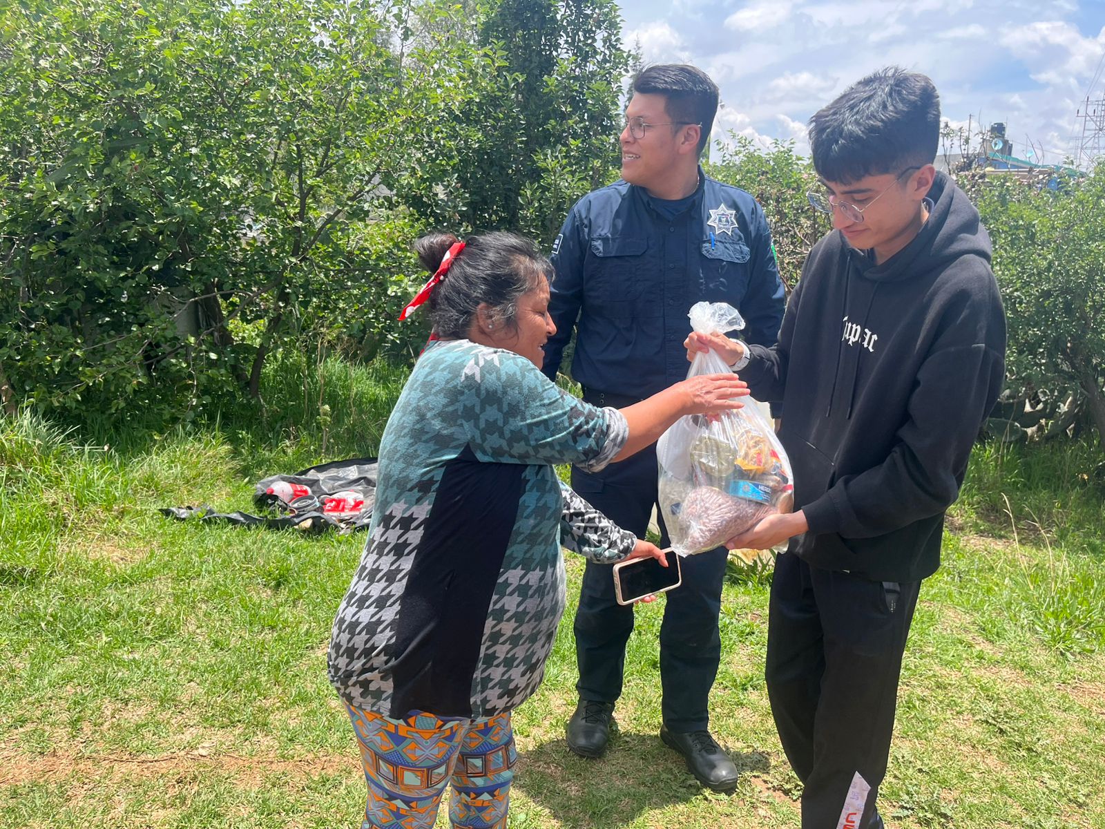 Entregan Mando Coordinado y CECyTEH 100 despensas en Santiago Tulantepec