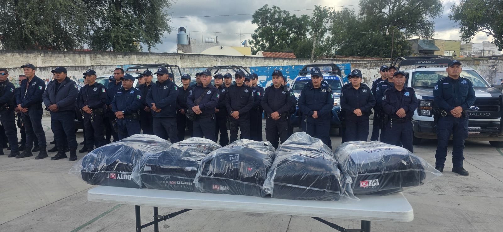 Entregan tercera dotación de uniformes a elementos de la Policía Municipal en Santiago Tulantepec