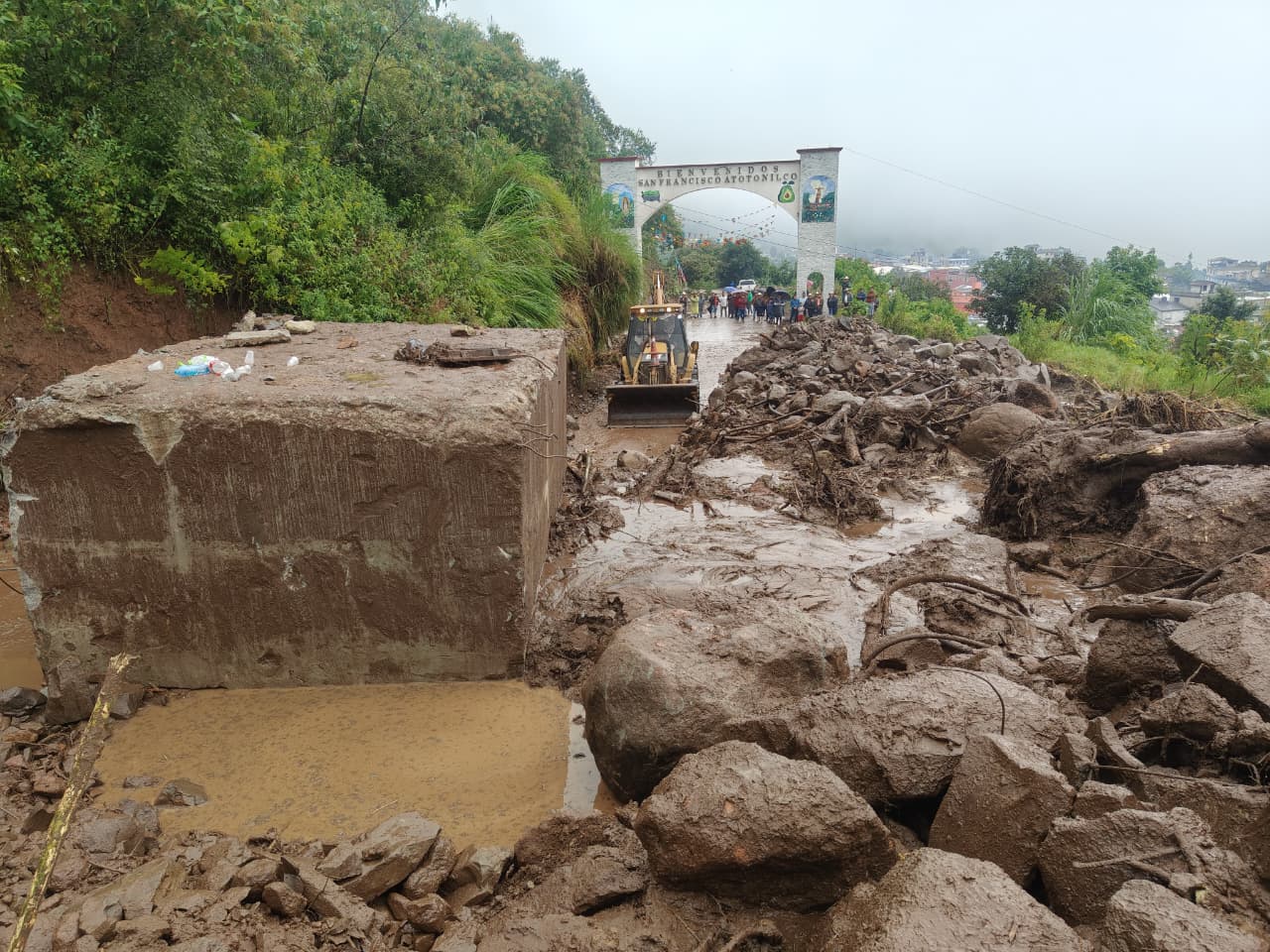 Mantienen autoridades de Acaxochitlán un operativo permanente de atención y rehabilitación de comunidades