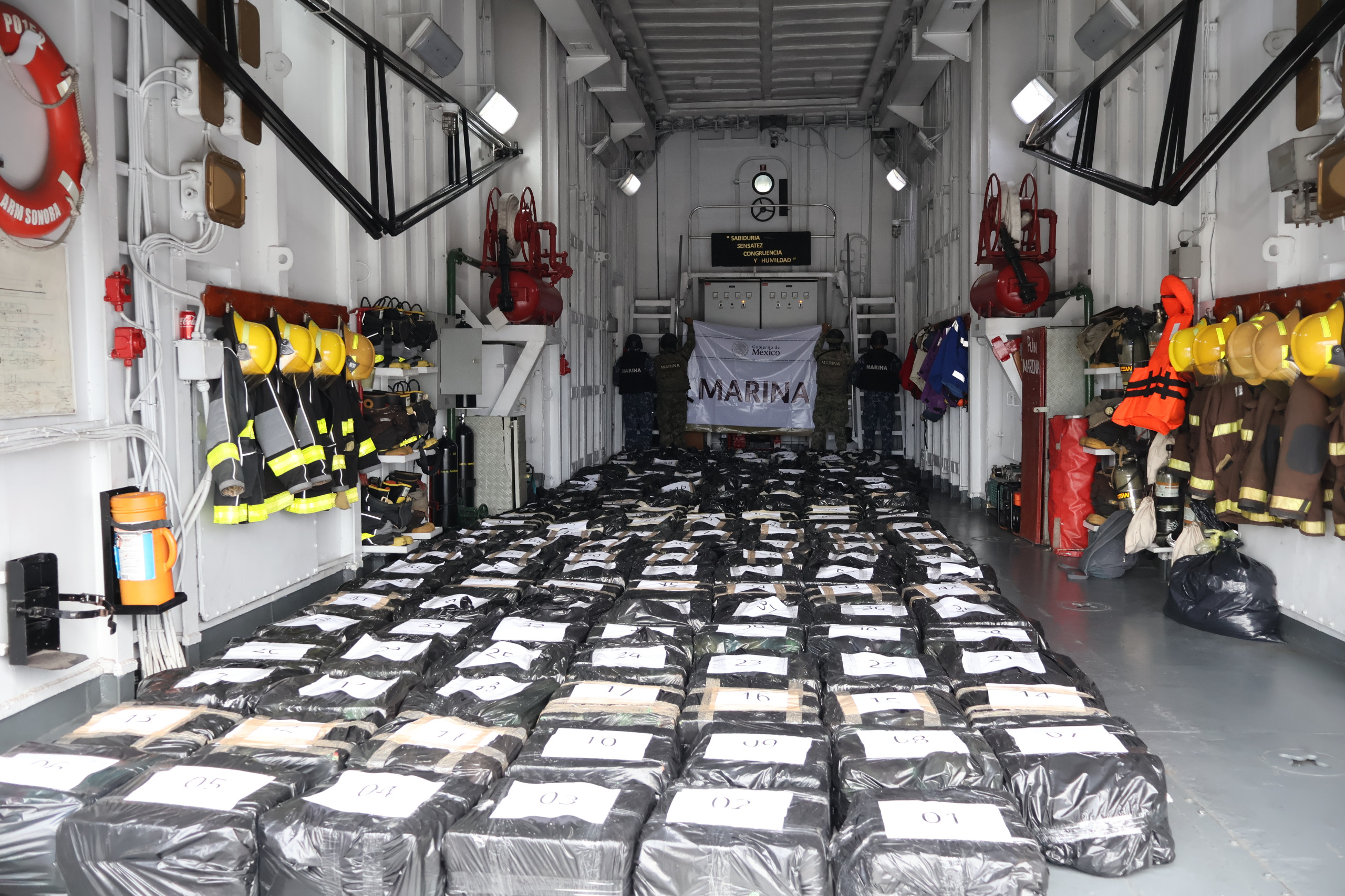 Marina y Guardia Costera de EU aseguran toneladas de presunta cocaína