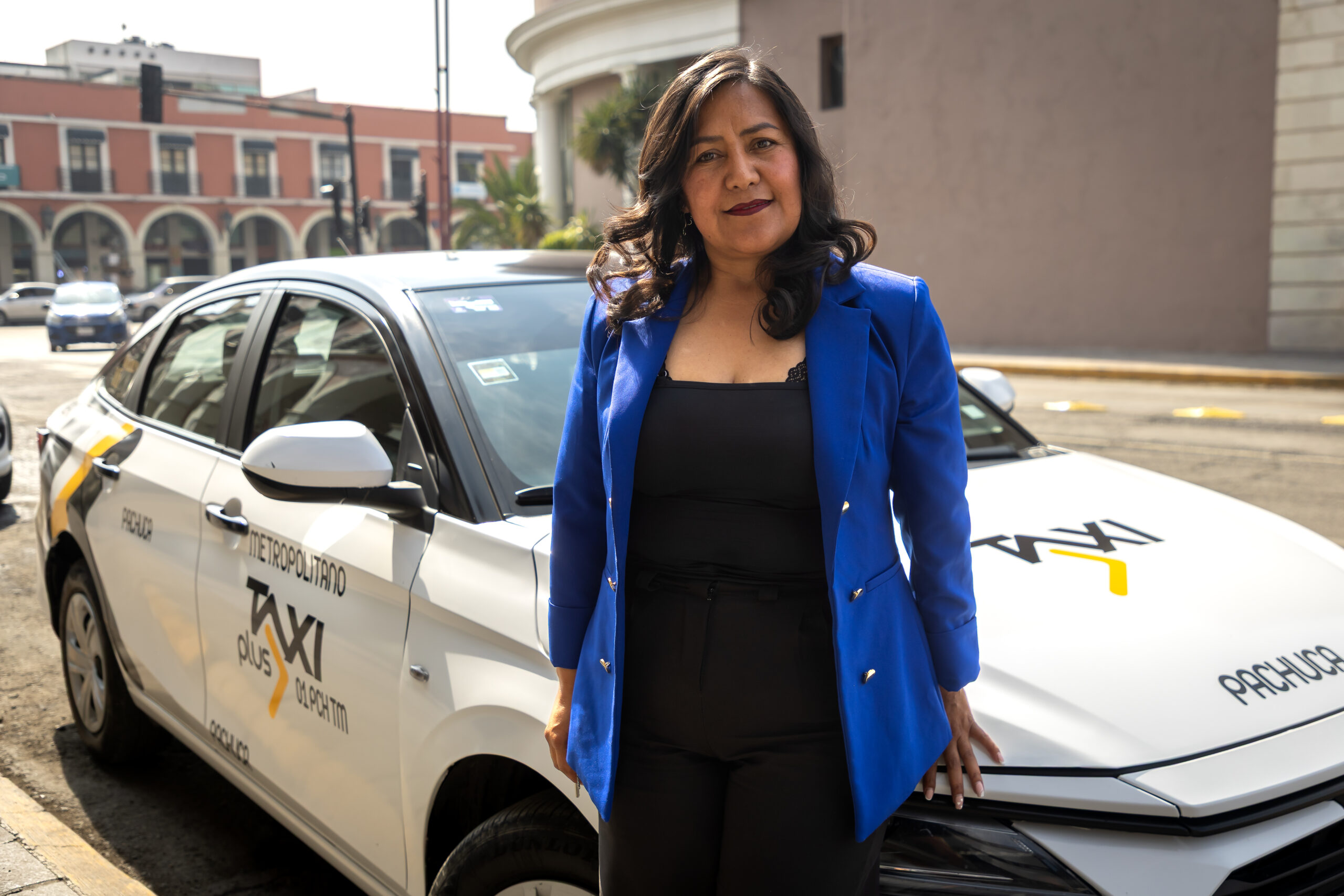 Mujeres al volante: Maura García encuentra en el taxi una nueva ruta profesional 