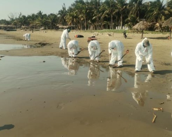 Apoya Pemex limpieza de chapopote en playas del sur de Veracruz