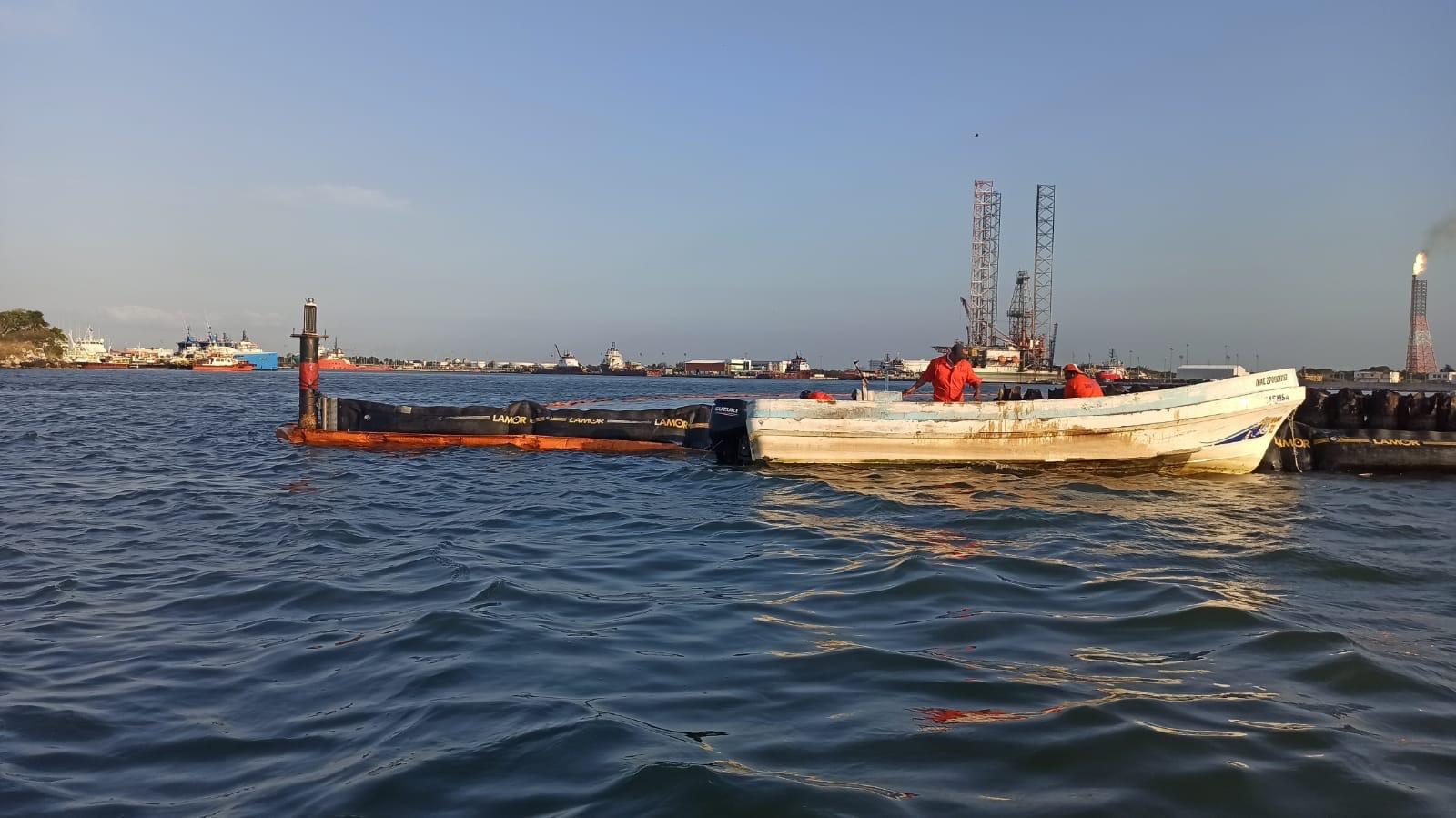 Intensifican labores de contención tras derrame en Dos Bocas