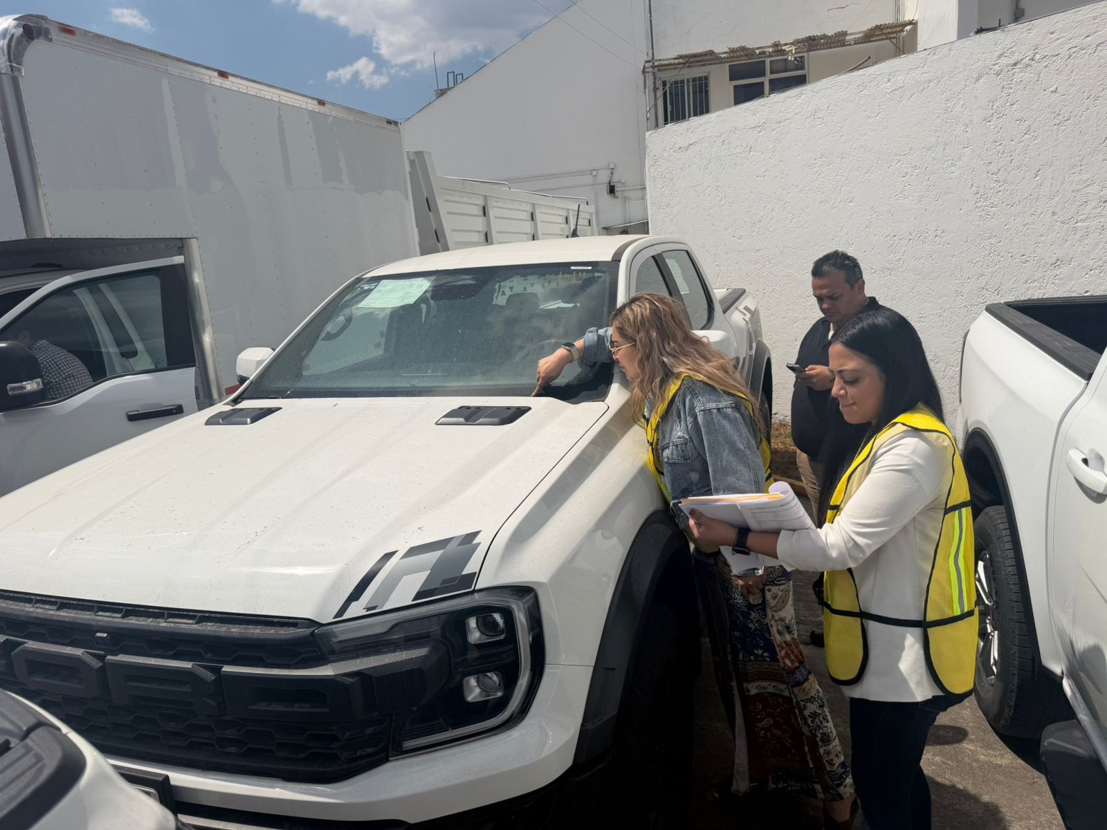 Constata la Contraloría estatal entrega de siete vehículos a Seguridad Pública