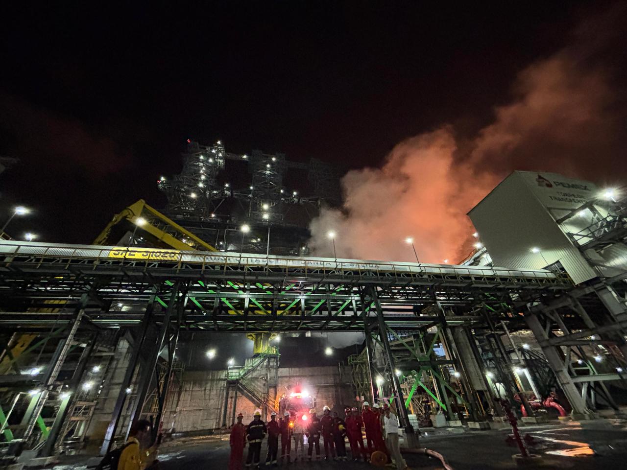 Controlan incendio e inician investigación por incendio en refinería Olmeca