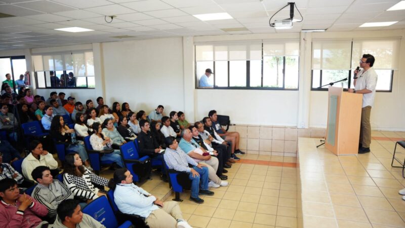 Gobierno de Hidalgo acerca programas de apoyo a estudiantes del Iteshu