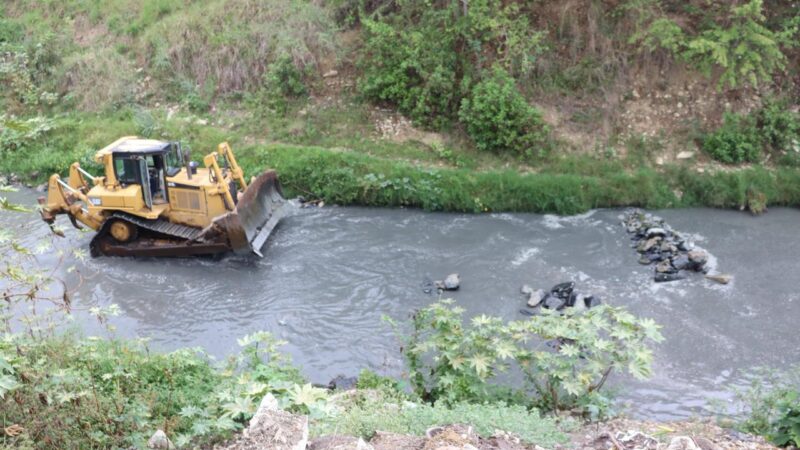 Gobernador Julio Menchaca instruye operativo integral de desazolve en el Río Tecoluco para prevenir inundaciones