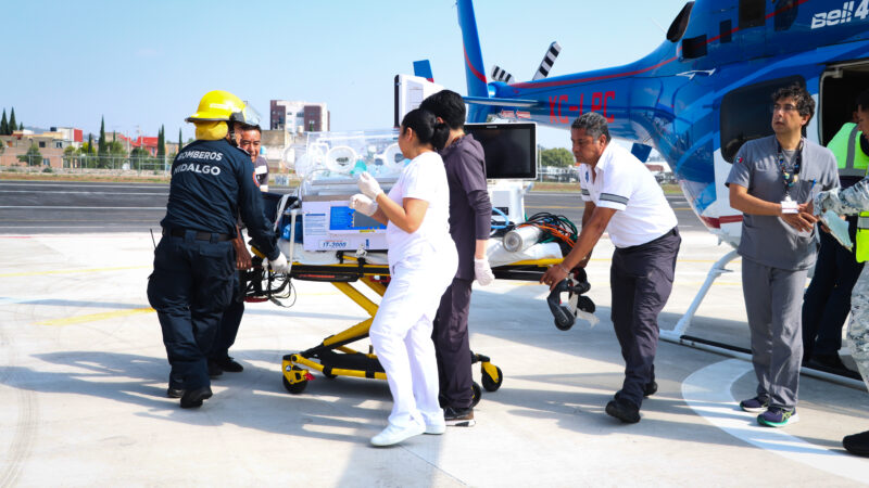 Trasladan de urgencia a gemelas neonatales desde la Huasteca a Pachuca; coordinan esfuerzos para salvarles la vida