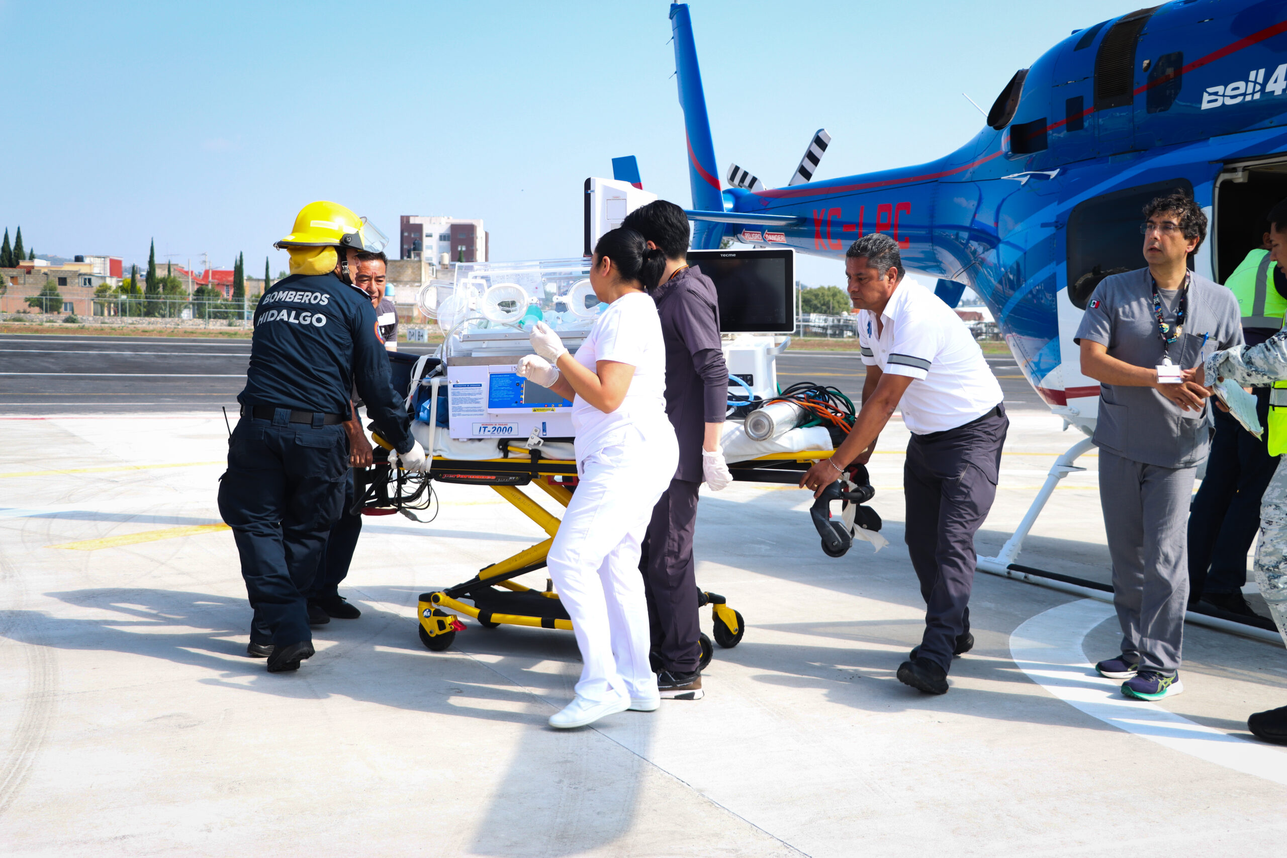 Trasladan de urgencia a gemelas neonatales desde la Huasteca a Pachuca; coordinan esfuerzos para salvarles la vida