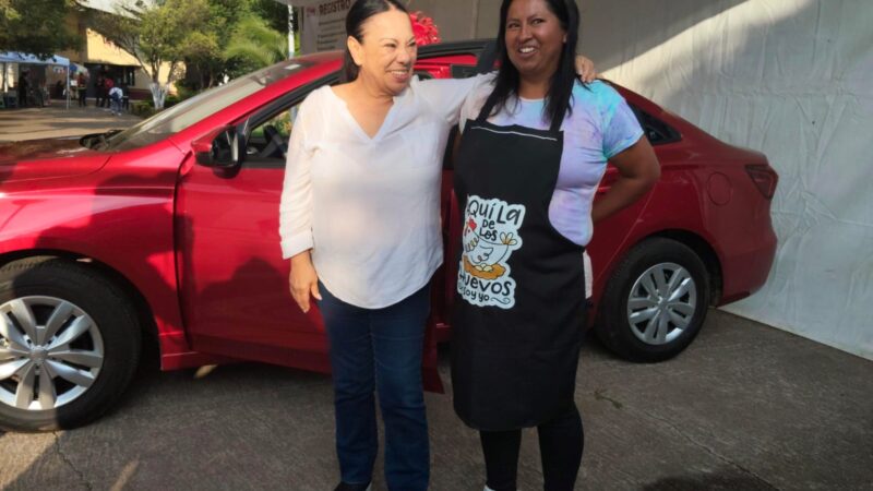 Más de 10 mil personas celebran a las madres en Tulancingo; Ángela Maldonado gana automóvil