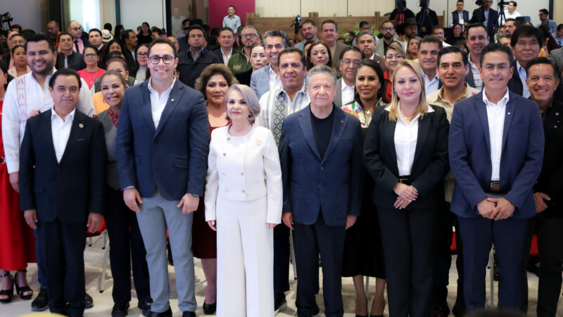 Julio Menchaca toma protesta al nuevo presidente de la Asociación de Alcaldes del Estado de Hidalgo