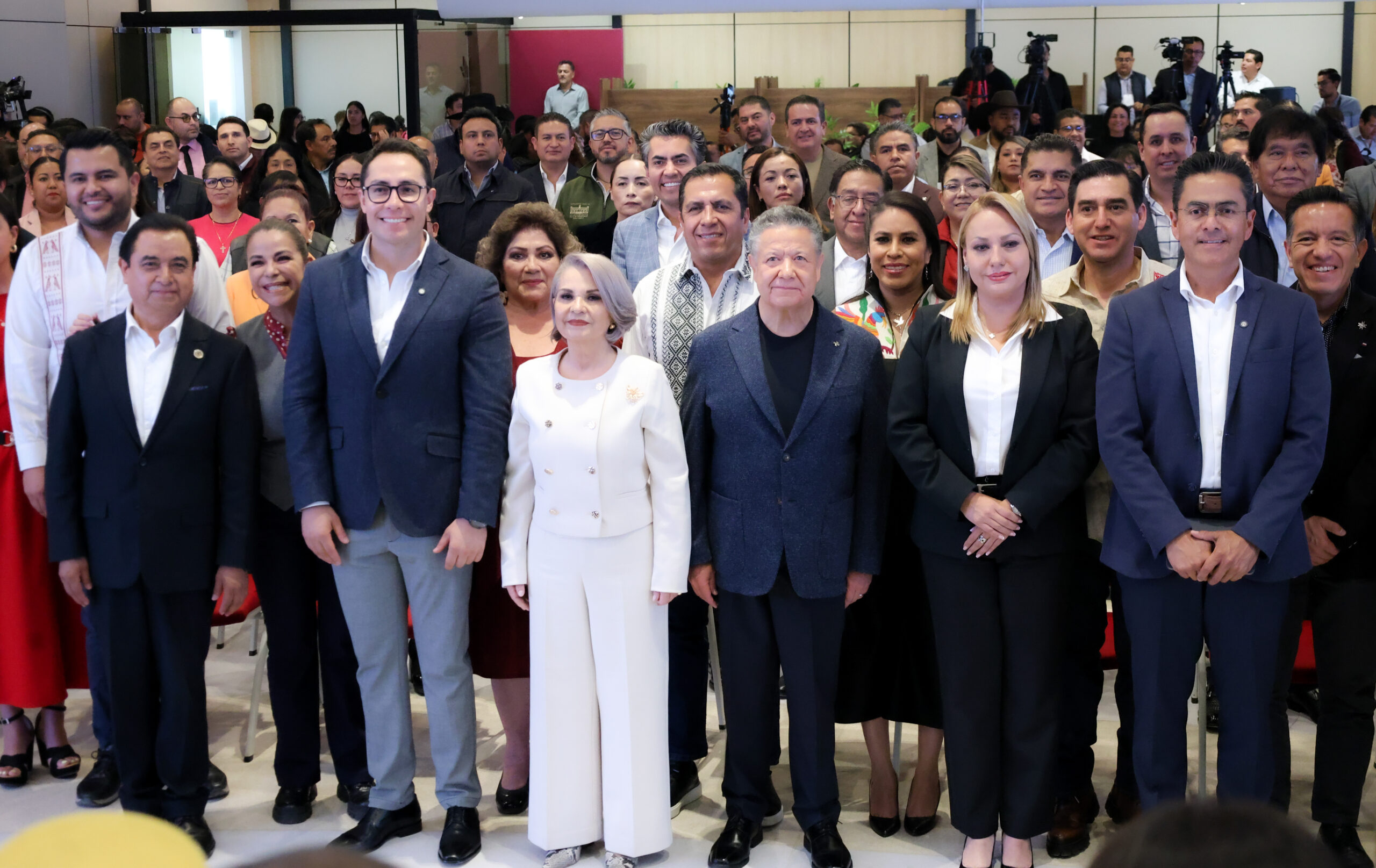 Julio Menchaca toma protesta al nuevo presidente de la Asociación de Alcaldes del Estado de Hidalgo