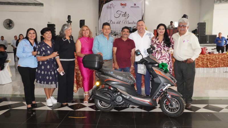 Santiago Tulantepec reconoce la labor docente en celebración por el Día del Maestro
