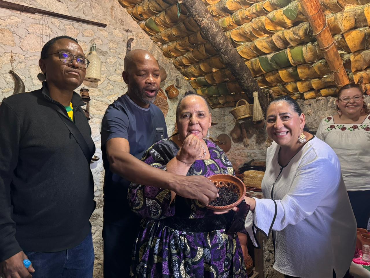Embajadora de Sudáfrica recorre Centro Gastronómico de Santiago de Anaya