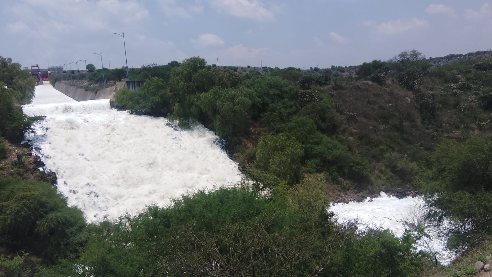 Conagua realiza trasvase de presa Rojo Gómez a Vicente Aguirre